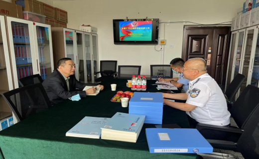 桌子上放着笔记本电脑的人低可信度描述已自动生成