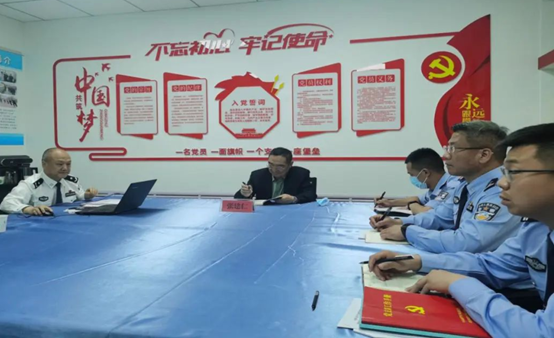 桌子上放了不同类型的人中度可信度描述已自动生成