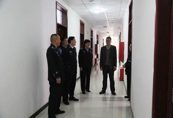 说明: 巢院长询问新入职人员生活工作情况