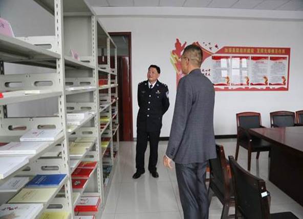 说明: 巢院长参观校党员活动室内加“学习书屋”